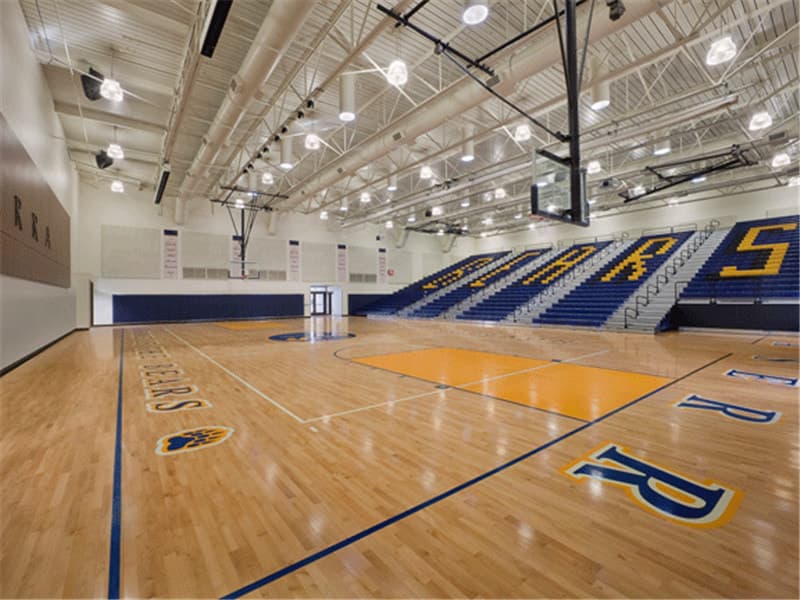 中國(guó)留學(xué)生在機(jī)場(chǎng)地板上睡一夜，那一定是木地板