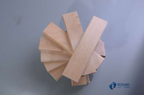 實木運(yùn)動木地板防滑2