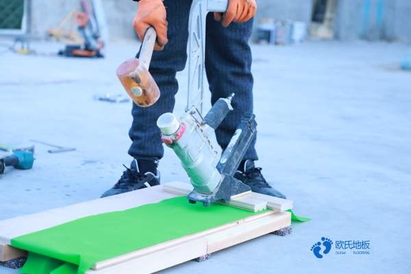 學(xué)?；@球木地板的變形量1