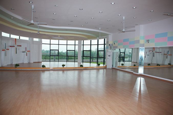 購(gòu)買俄勒岡松舞臺(tái)運(yùn)動(dòng)型木地板較好的3